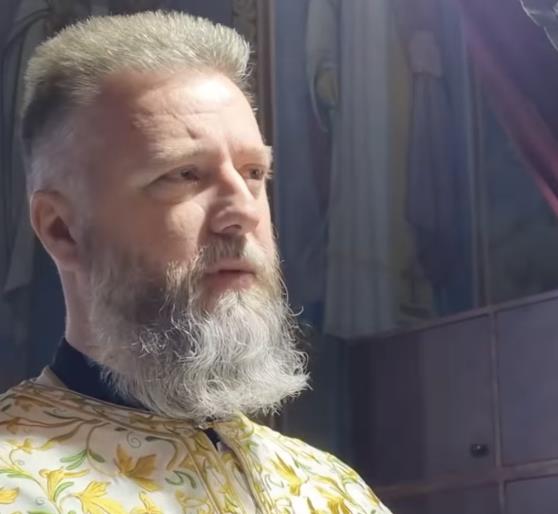 "Nije mi važno da li stave maramu i obuku dugu suknju" Otac Predrag Popović otkrio u čemu žene najčešće greše kad idu na pričešće