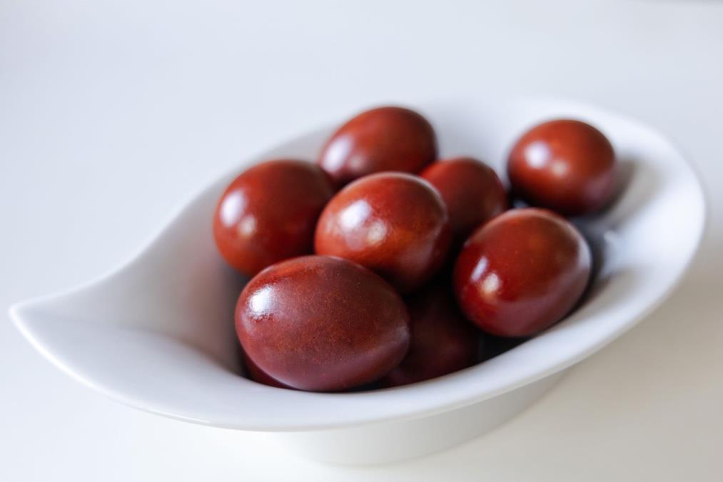 Zbog čega se za Vaskrs jaja farbaju u crveno i šta simbolizuju? Voda u kojoj se kuvaju ima snažnu simboliku