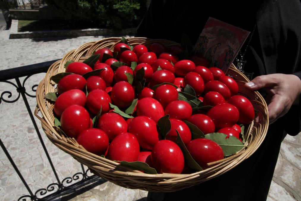Boja se prima u sekundi i sija kao ogledalo: Pre farbanja uradite samo ovo i jaja će biti savršena