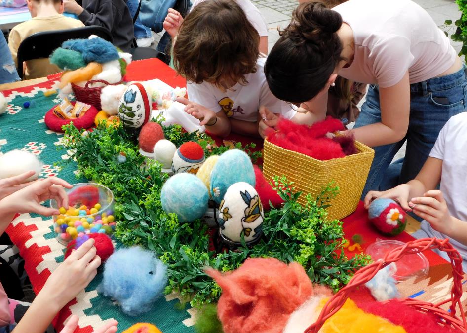 ULAZ BESPLATAN Sjajno druženje za klince: Pevači, glumci, klovnovi, maskote u Šumicama u nedelju od 11 sati i predstava "Zekin uskršnji šou"