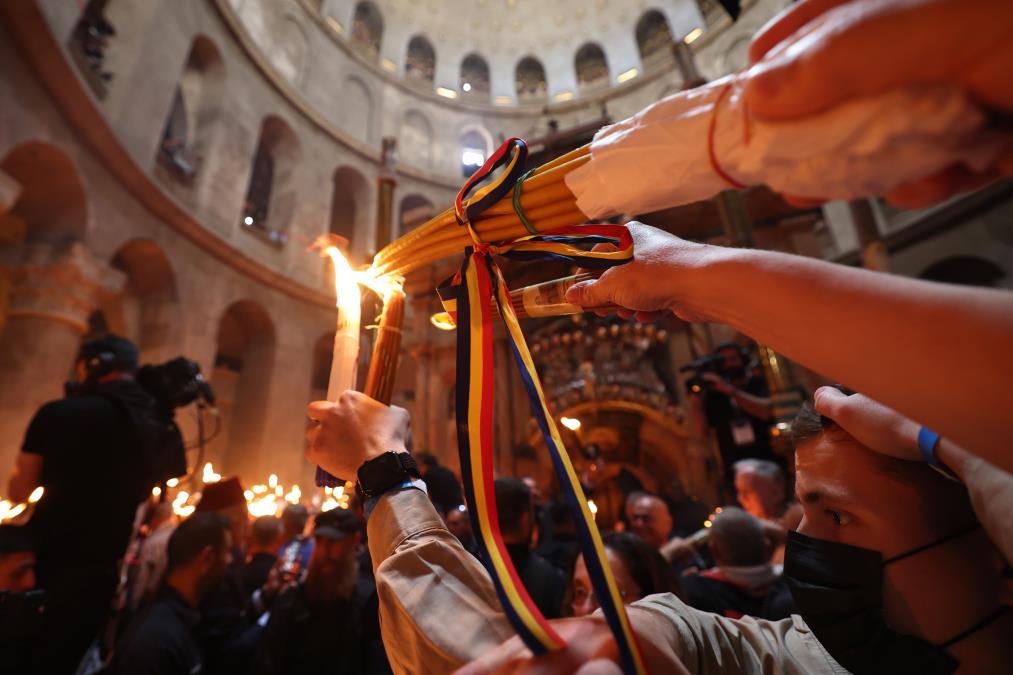 Blagodatni oganj sa Hristovog groba podeljen vernicima u Hramu Svetog Save u Beogradu