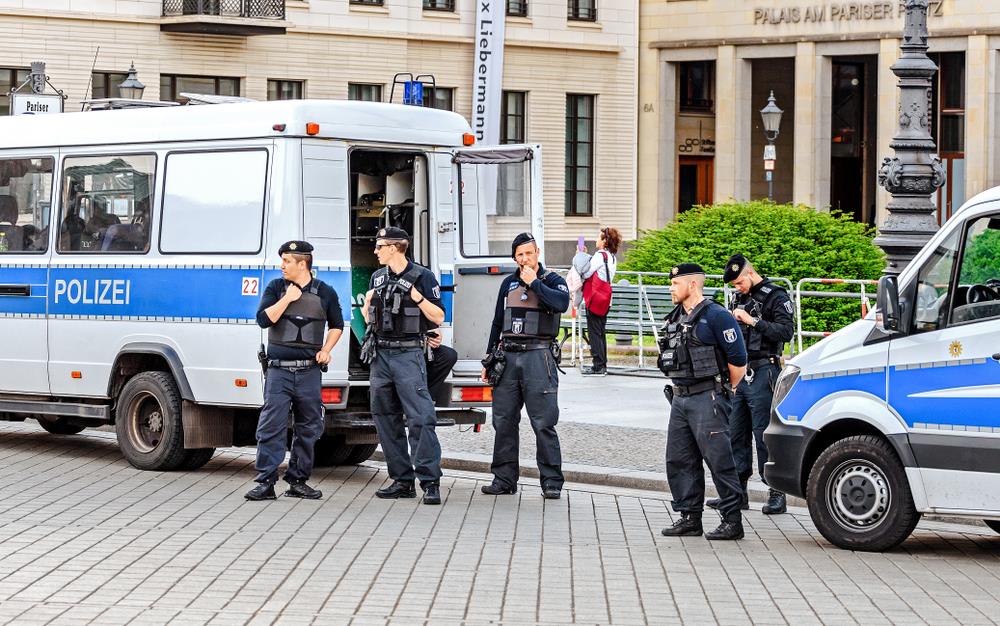 PUCANO NA VILU BOGATOG SRPSKOG BIZNISMENA U NEMAČKOJ! Uhapšen Grk (22) - dojurio na biciklu, ispalio hice i pobegao, pa uhapšen