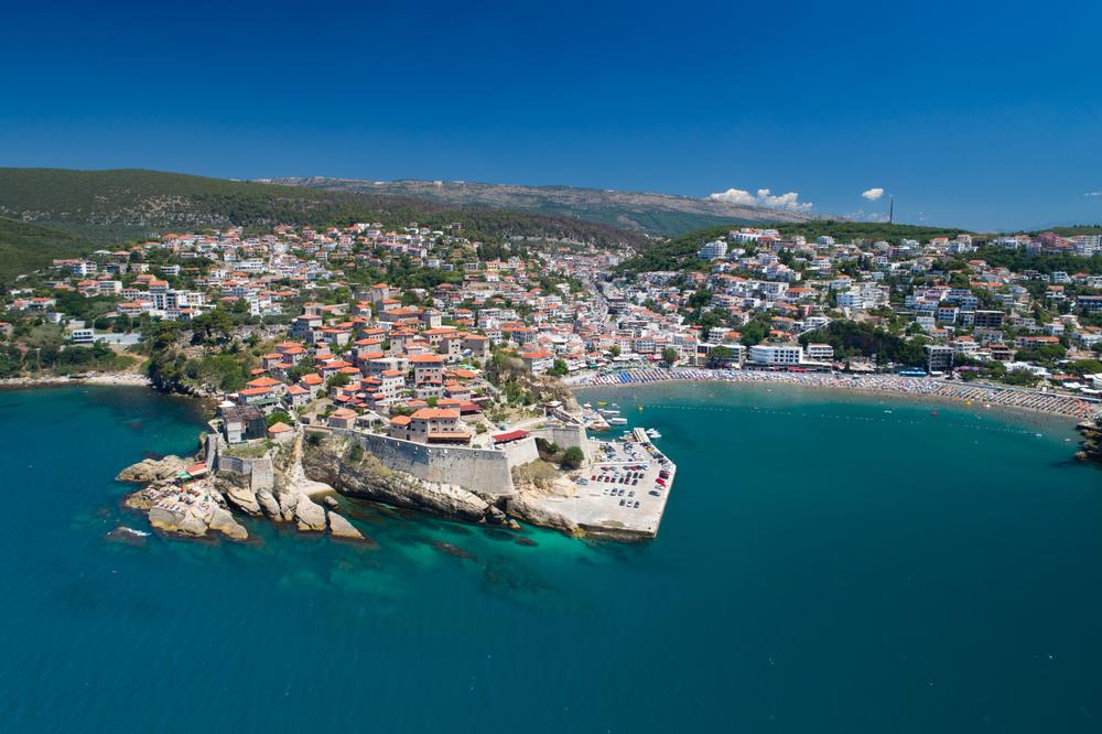 Platila ležaljke 90 evra pa je najurili s plaže: Marija doživela šok u Ulcinju i to zbog hrane za decu!