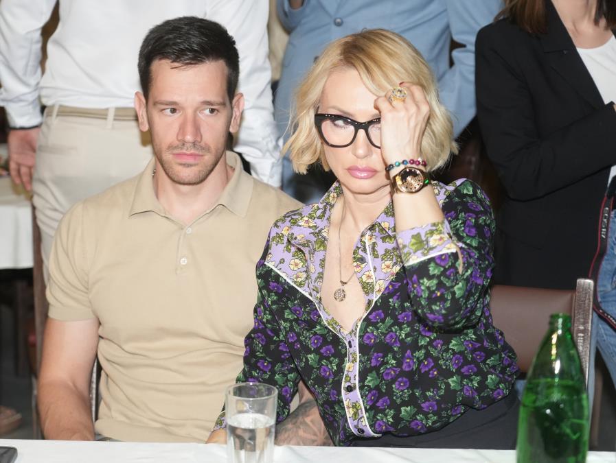 (FOTO) GOCA TRŽAN U ZAGRLJAJU MUŠKARCA ZBOG KOG JE RAŠA PRE 6 GODINA NAPRAVIO HAOS NA PLANINI: On sad objavio sliku s pevačicom pa poručio: Sazreo Raša...