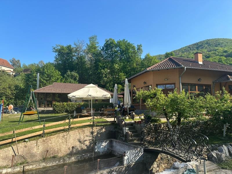 "ŽENA FUDBALERA NAPRAVILA HAOS U RESTORANU ZBOG BAKŠIŠA OD 2,5 €" Konobar otkrio koliko su bahate slavne osobe: Troši našu lovu, tako nikada nećemo kupiti hotel