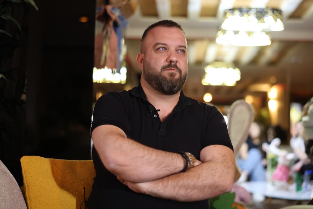 "BRAT I JA SMO DELILI JEDAN JOGURT, BANANU SAM JEO KOD TETKE" Borko Radivojević otvorio dušu: Bilo je trenutaka da nisam imao ćerki za mleko