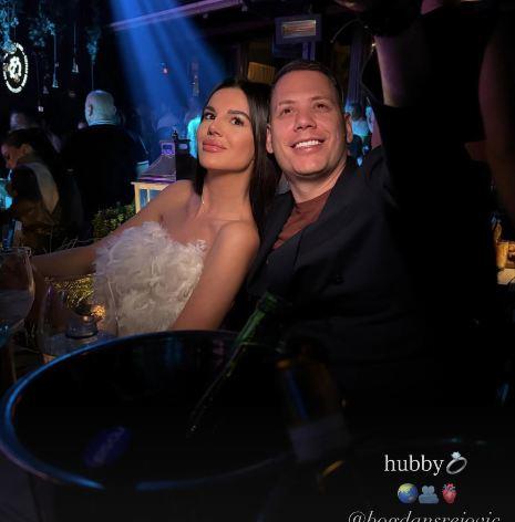 "TEŠKO JE KADA SI NEZADOVOLJAN SVOJIM TELOM UZ SVE PSIHIČKE PROMENE" Srpkinja imala burnu vezu u rijalitiju, sad uživa u braku sa beogradskim šmekerom