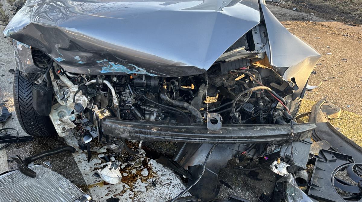 JEZIV SUDAR KOD NOVE VAROŠI! Dva automobila smrskana, ekipe Hitne pomoći na terenu zbrinjava povređene