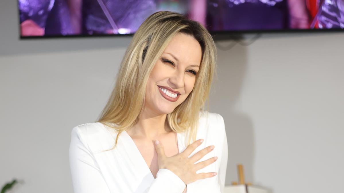 POTKRADAO JU JE, A SAD MU JE ZAPUŠILA USTA! Rada Manojlović bukirana do leta 2027, od 49 nastupa zaradiće čak 245.000 EVRA