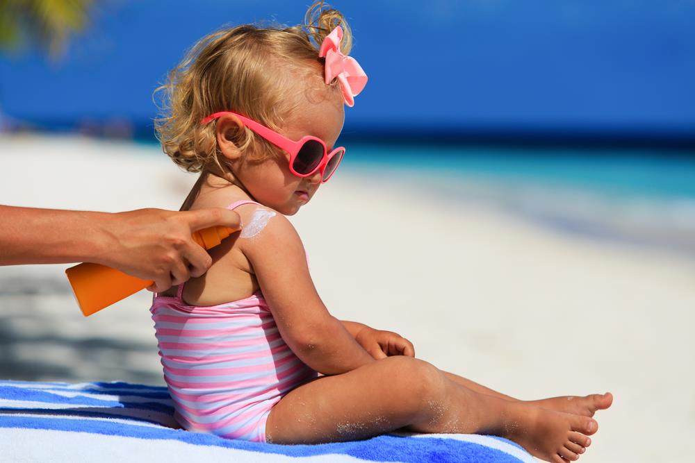 Nekad je prava muka naneti detetu SPF: Jedna mama ima genijalan trik kako da mališanima namažete kremu za sunčanje