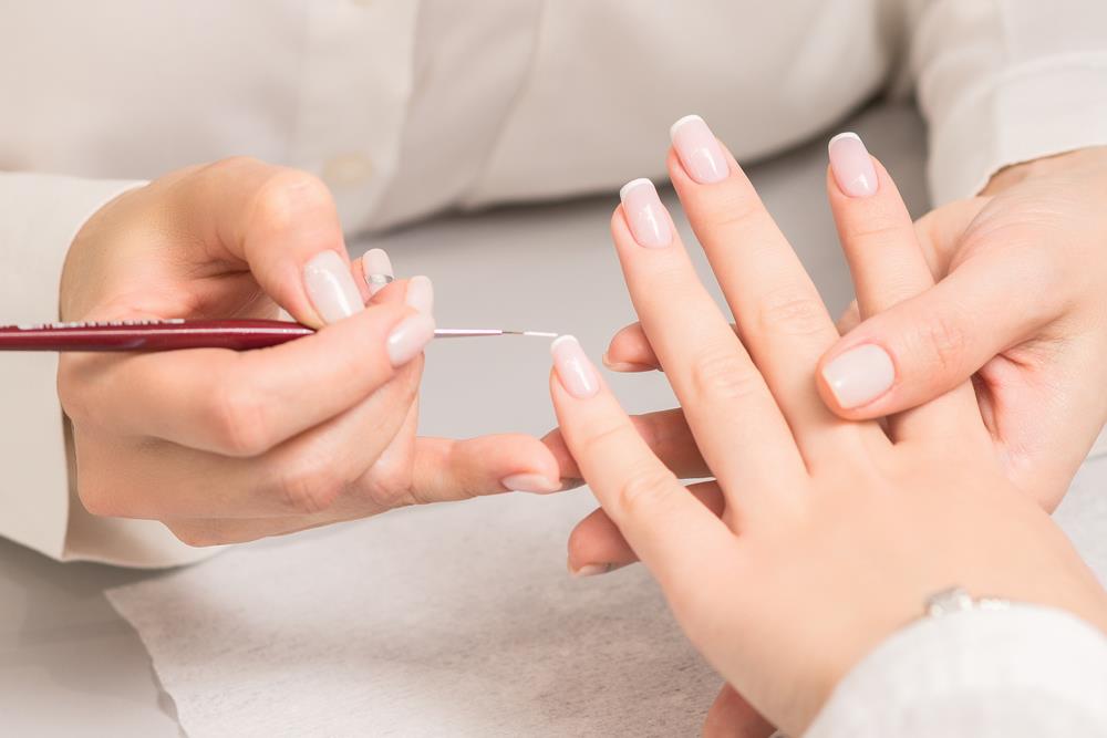 ZAVRŠILA U ZATVORU ZBOG VEŠTAČKIH NOKTIJU! Maja (25) osuđena zbog nesvakidašnjeg HAOSA: Sudija nije imao milosti!