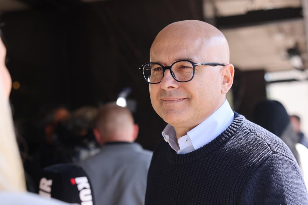 "HVALA SVIMA KOJI SU IZAŠLI DA NASILNICIMA POKAŽEMO KAKO IZGLEDA PRISTOJNA I VEĆINSKA SRBIJA": Vučević objavio snimak sa skupa protiv blokada (VIDEO)