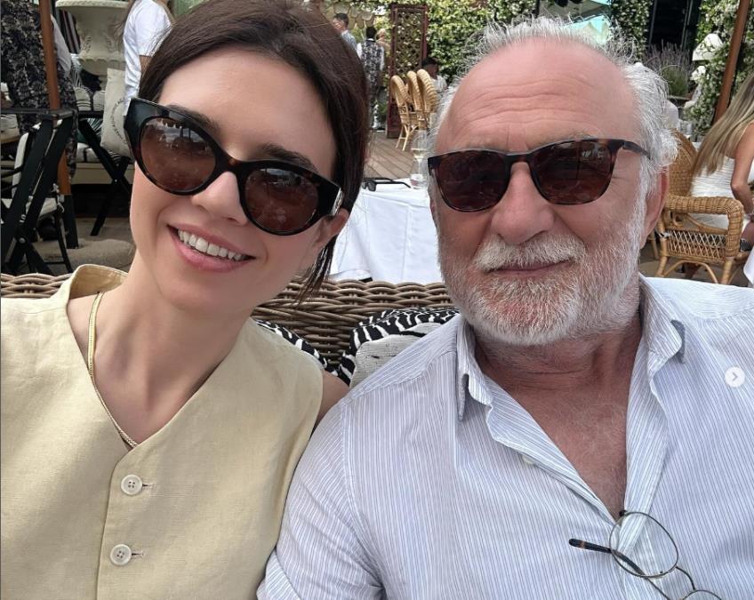 Gola ramena, a brushaltera ni na vidiku: 39 godina mlađa devojka Lazara Ristovskog pleni u provodu (FOTO)