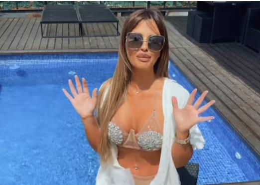 GARDEROBER ANE RADULOVIĆ IZGLEDAO KAO IZ NAJSKUPLJIH FILMOVA! Voditeljka ovde ima svoju oazu krpica i štiklica, pogledajte kako sve izgleda (FOTO)