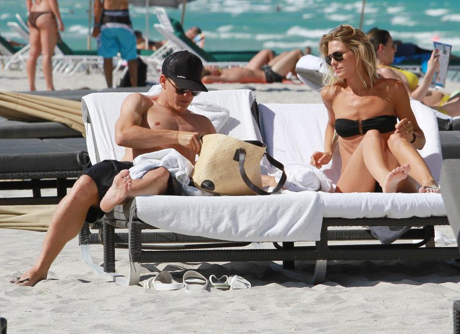 ŠVAJNI UHVAĆEN KAKO SE BEZ SRAMA LJUBI NA PLAŽI SA NOVOM DEVOJKOM! Nije se zvanično razveo od Ane, ali za to ga nije briga - skandalozno ponašanje Nemca! FOTO