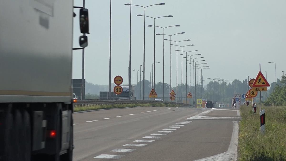 Kamion sleteo sa puta na auto-putu E-75 kod Krnjeva: Zatvore