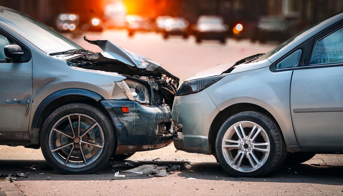 PRVO SE ZAKUCAO U AUTO SA SVEŠTENIKOM, A ONDA I U VOZILO S MLADENCIMA: Detalji lančanog sudara kod Leskovca, "fordom" naleteo na svadbenu kolonu