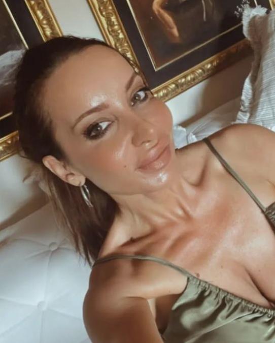"RODITELJI SU GRADILI SVOJE KARJERE, STVORILI PORODICE" Jelena Vučkvić o odrastanju i detinjstvu: Baka je od mene napravila čoveka