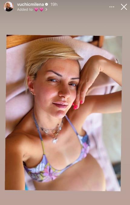 "NE VIDIM SVRHU U DELJENJU OVAKVIH SLIKA" Pevačica rodila četvoro dece i posvetila se porodici, sad se slikala na jahti i izbacila dekolte (FOTO)