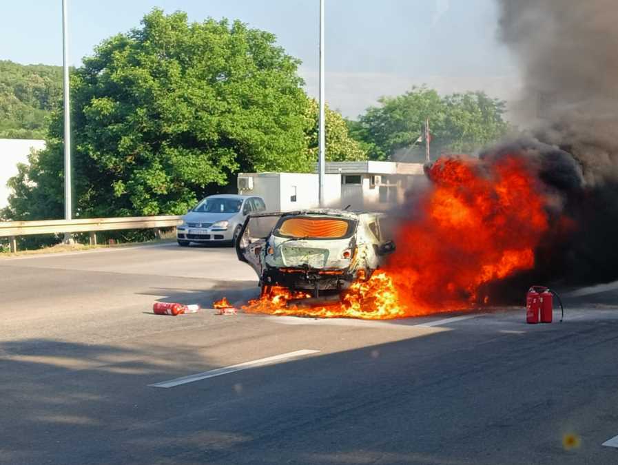  Ovih 4 stvari nikako ne ostavljajte u kolima: Jedna greška može dovesti do požara