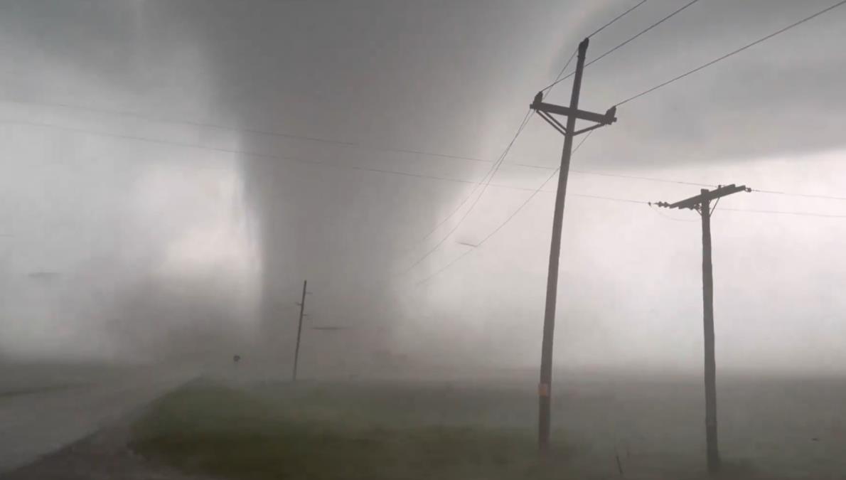 TORNADO NAPRAVIO HAOS NA PLAŽI, OBJAVLJENI DRAMATIČNI SNIMCI Letele grede i krovovi, ljudi bežali iz kabina "Neko je definitivno pazio na nas!" (VIDEO)
