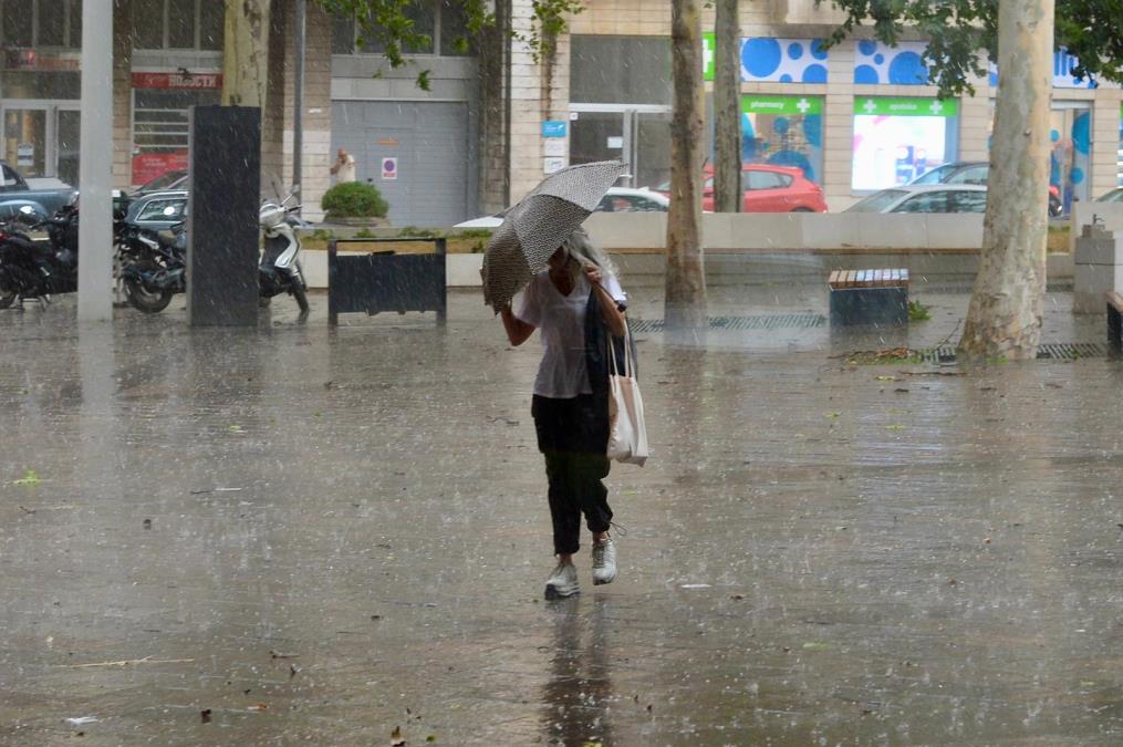 2 NOVA UPOZORENJA RHMZ: U Beogradu i dalje pljušti, a ovi delovi Srbije da se spreme za nepogode! Upaljeni alarmi, VREME JE OPASNO