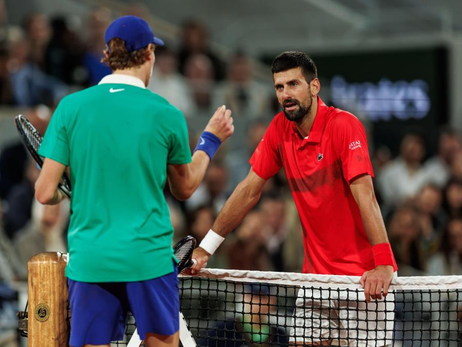 Novak-Djokovic-ceka-Janika-Sinera-u-polufinalu-Vimbldona.jpeg?ts=2025-07-09T21:04:11