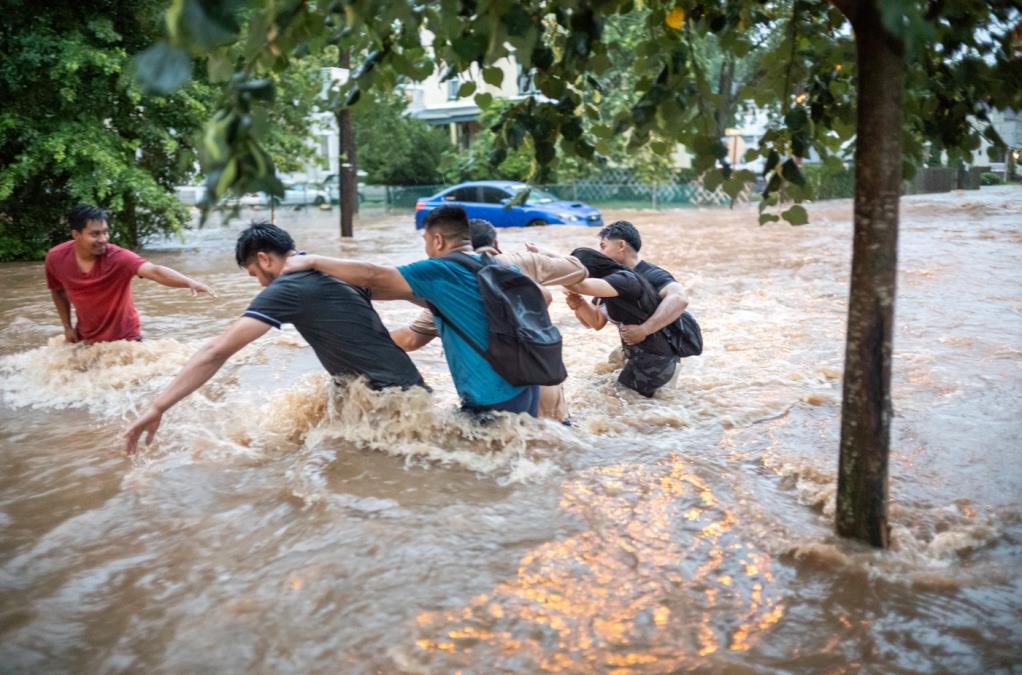 IMA MRTVIH U POPLAVAMA U NJU DŽERSIJU! Strašne scene i iz Njujorka, otkazani letovi, spasioci nemaju minut odmora (FOTO/VIDEO)