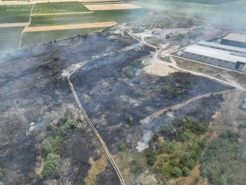 GORI DEPONIJA NA BATAJNIČKOM DRUMU: Crn dim uzdiže se iznad polja, vatrena stihija širi se neverovatnom brzinom, povređen vatrogasac (FOTO, VIDEO)