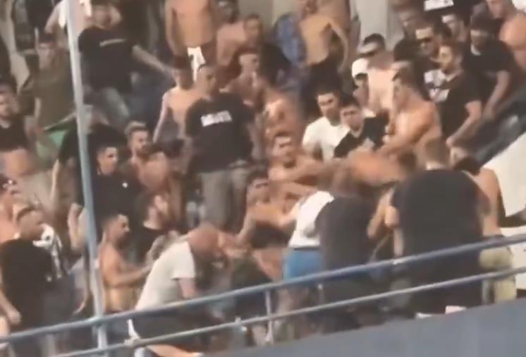 SCENE JEZIVE TUČE HULIGANA SA TRIBINA IZ PODGORICE OBILAZE EVROPU! Brutalno pesničenje navijača pokušala da zaustave dva policajca?! (VIDEO)
