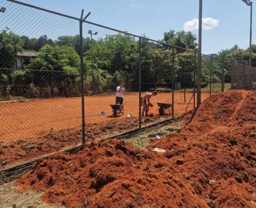MALI ZVORNIK PODRŽAVA MLADE: Rešili da obnove teniski teren