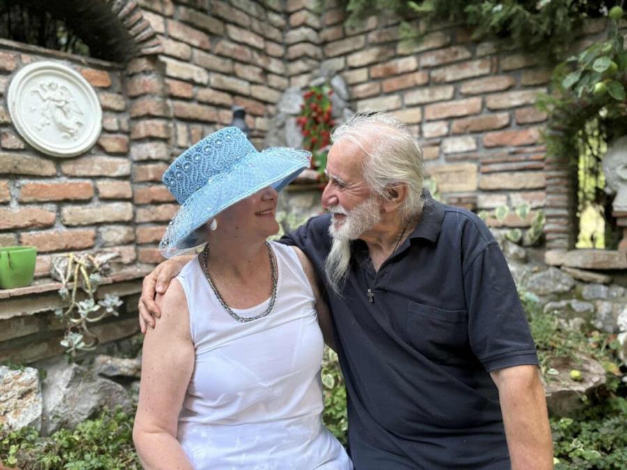 SA SVOJIM DRAGANOM POD ISTIM ŠEŠIROM VEĆ DECENIJAMA: Snežana ih stvara svojom rukom i kaže: Šešir nije samo za plažu, on ženu čini magičnom! (FOTO)