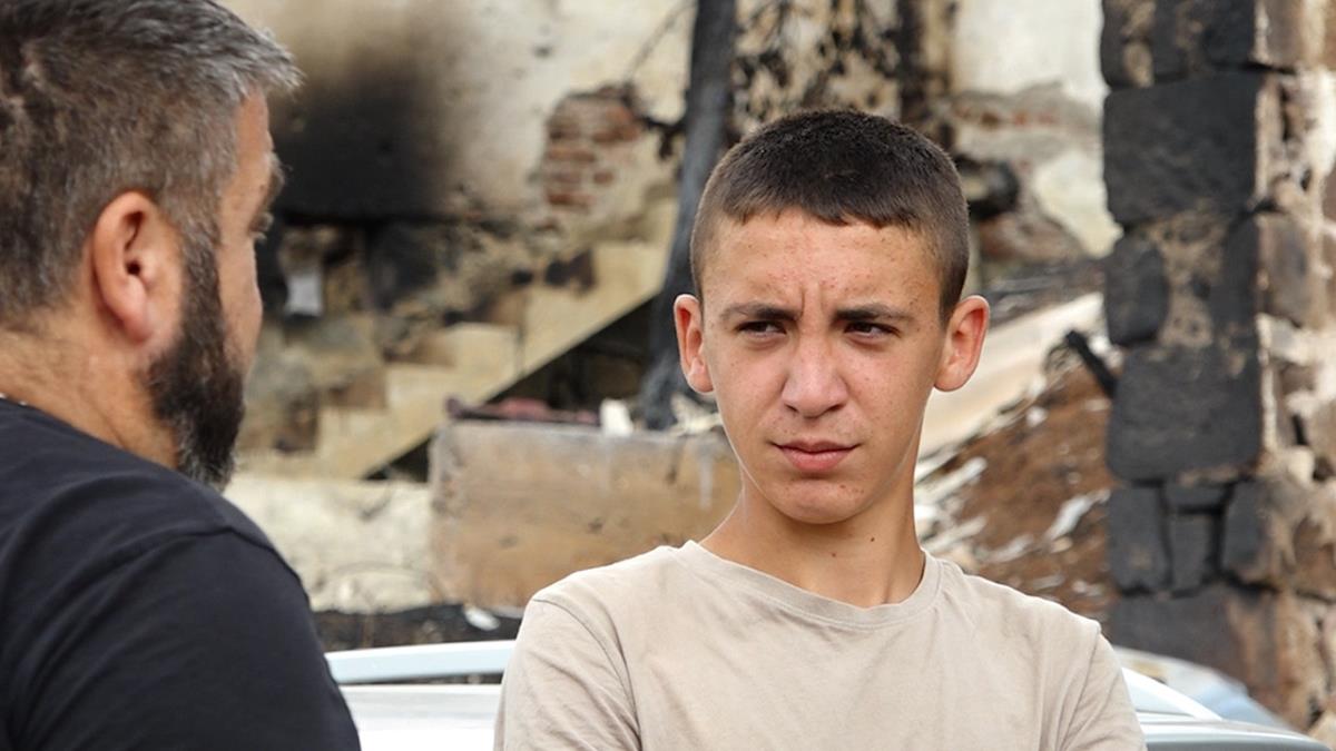 TEŠKE MILJANOVE SUZE (16), OTKAD ZNA ZA SEBE SANJAO JE DA SE VRATI NA DEDINO IMANJE Odmalena ga sređivao, godinama, a onda je za 20 minuta vatra progutala sve