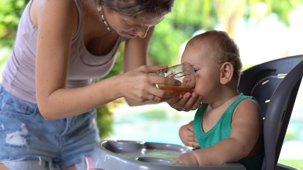 "DOVOLJAN JE SAMO JEDAN ZALOGAJ, DA SVE KRENE PO ZLU!" Pedijatar za Kurir otkriva kako dolazi do gušenja kod dece i na koji način roditelji treba da reaguju