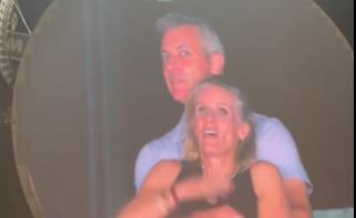 Oženjeni moćni direktor na koncert poveo šeficu kadrovske službe, a onda ih je snimila kamera: Njihova reakcija odala je u kakvom su odnosu (VIDEO)