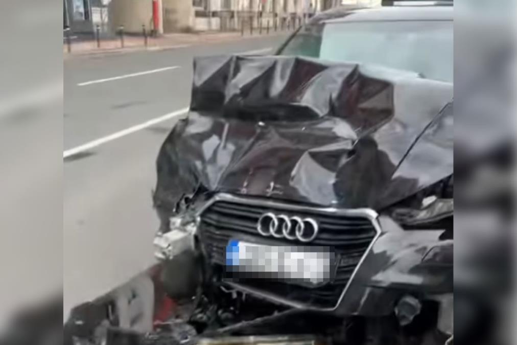 VOZAČU AUTOMOBILA POZLILO ZA VOLANOM? Teška saobraćajna nesreća u centru Novog Sada - kola udarila u gradski autobus (FOTO/VIDEO)