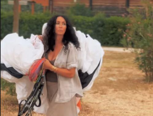 PRIPREMILA MU PADOBRAN, A NIJE ZNALA DA ĆE GA ON UBITI! Devojka Feliksu Baumgartneru pomagala oko leta, sada ga oplakuje! Pogledajte jeziv snimak igre sudbine!