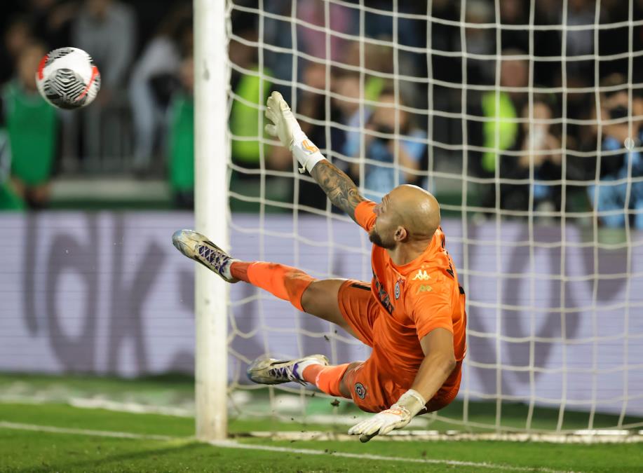 POGLEDAJTE PENAL SERIJU SA MEČA PARTIZAN - AEK: Jedan detalj posebno "bode" oči... (VIDEO)