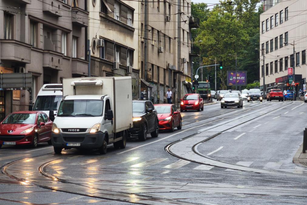 Zašto je loš internet kad pada kiša? Evo u čemu je problem, možete da ga rešite!