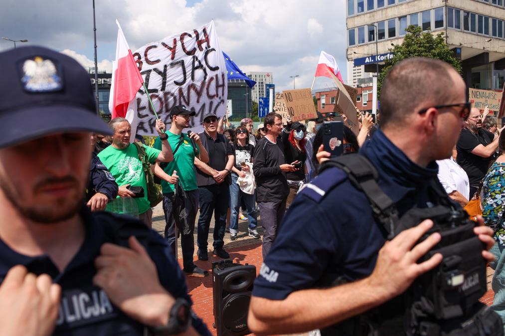 HAOS U POLJSKOJ, DESNIČARI I NAVIJAČI NA ULICAMA, NEĆE MIGRANTE: "Poslao je levičarske batinaše da ometaju manifestaciju poljskih rodoljuba."