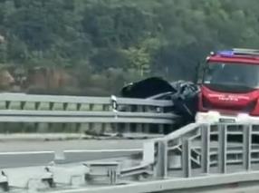TEŠKA NESREĆA NA AUTO-PUTU KA NIŠU: Auto završio na zaštitnoj ogradi kod petlje Jagodina (FOTO)