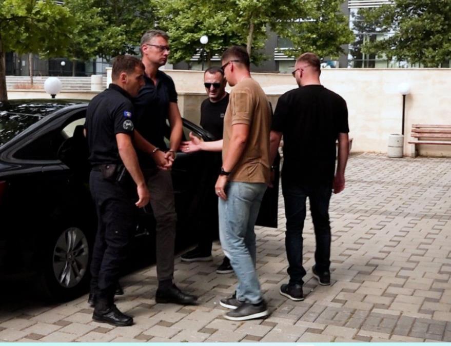 IGOR POPOVIĆ DOVEDEN U LISICAMA U PRIŠTINU! Sud odlučuje o daljoj meri zbog izjava o žrtvama terorističke OVK!