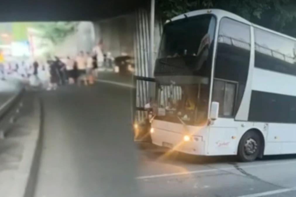 "GLADNI SMO I ŽEDNI, NEĆE DA NAS PUSTE" Blokaderi zaustavili autobus pun dece kod Užica, nastavnik otkrio DETALJE! Na apel učitelja dobili SKANDALOZAN ODGOVOR
