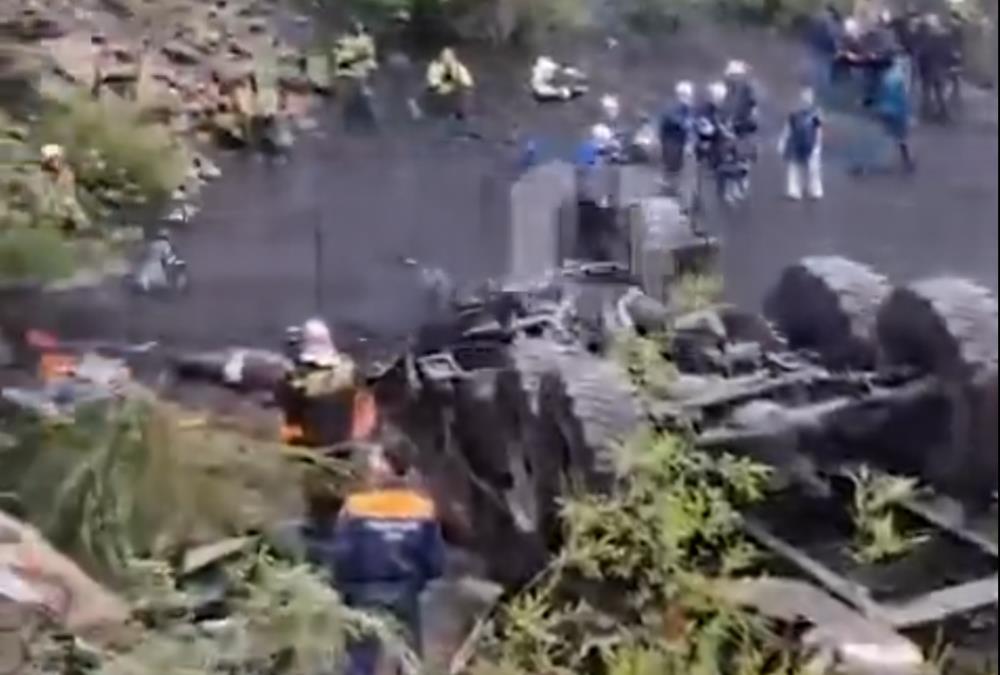 VELIKA TRAGEDIJA U RUSIJI! Autobus pao sa litice, poginulo najmanje 14 ljudi! (FOTO/VIDEO)