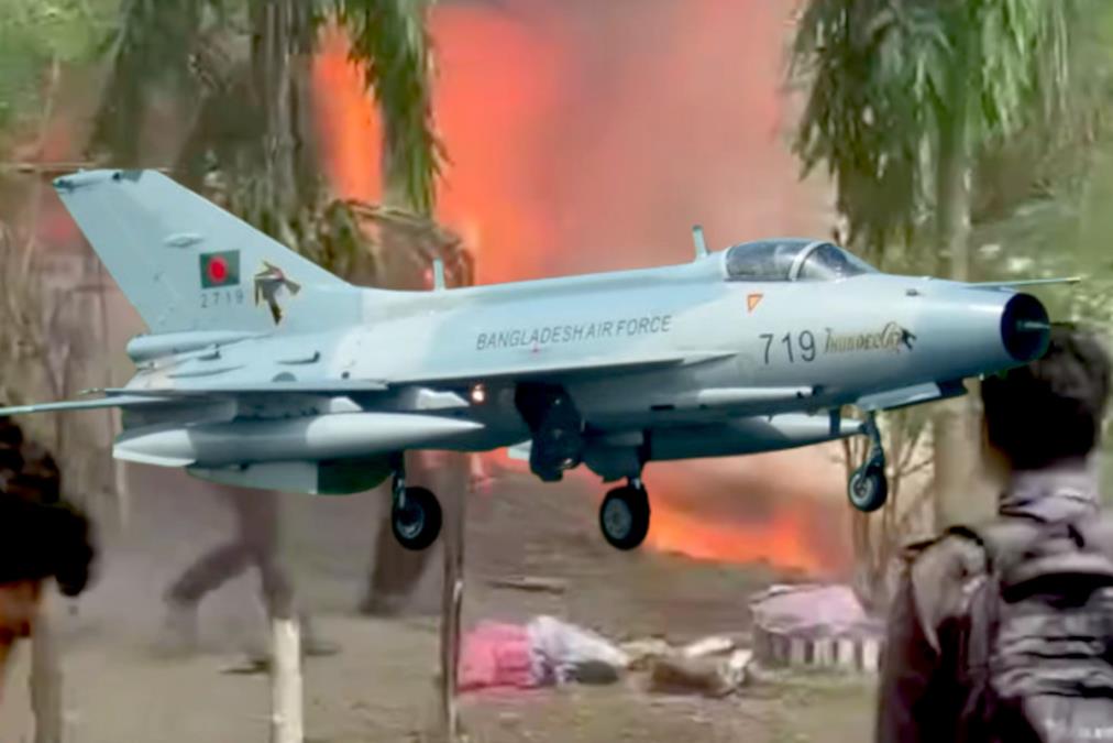 BORBENI AVION SE SRUŠIO NA ŠKOLU PUNU ĐAKA! Plamen guta zgradu, IMA MRTVIH: Stižu jezivi snimci sa mesta nesreće, HOROR u Bangladešu (VIDEO)