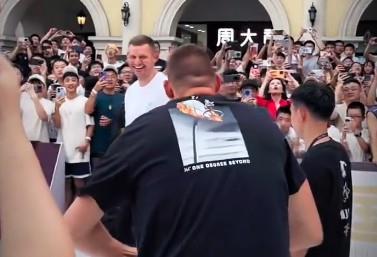 JOKIĆ SA ROĐENIM BRATOM NAPRAVIO NEZAPAMĆEN ŠOU U KINI! Takmičili se u šutiranju trojki, pa popadali od smeha - navijači ostali oduševljeni prizorom! VIDEO