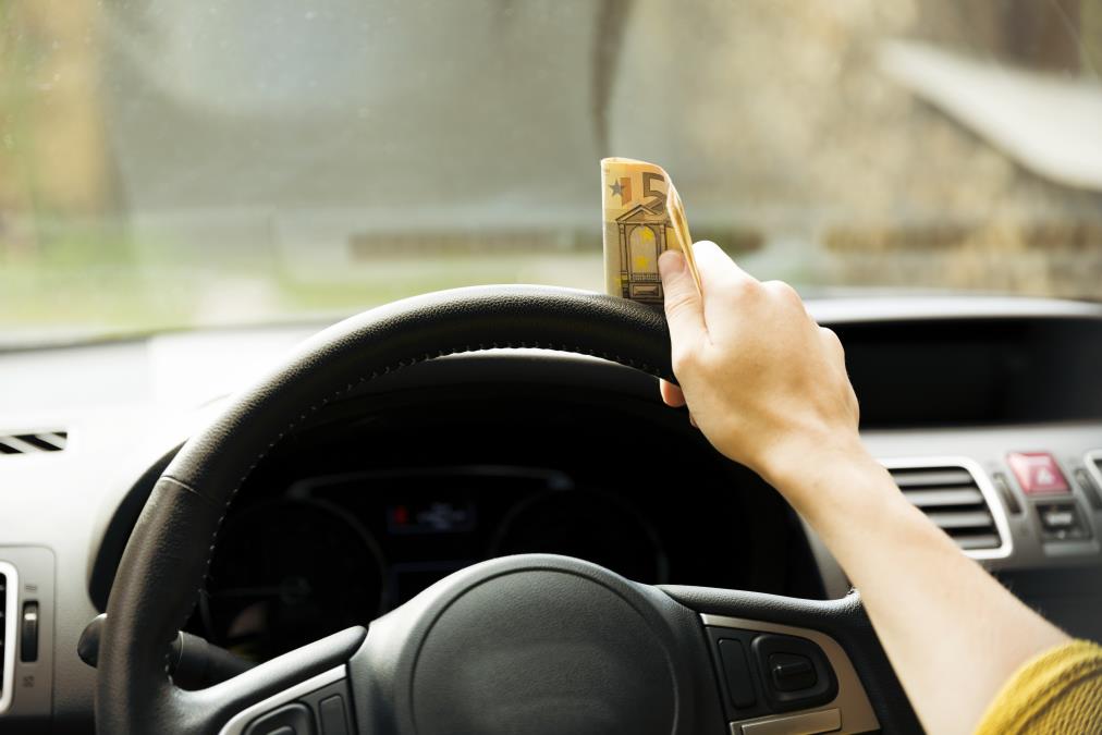Ako vidite 50 evra na automobilu, verovatno je u pitanju podvala: Lopovi smislili novi način da pokradu turiste
