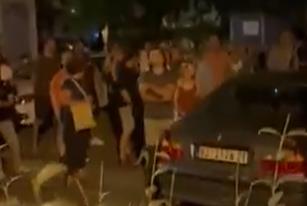 "PORUKA BLOKADERIMA - NEĆETE ME UPLAŠITI NI POKOLEBATI" Blokaderi se okupili ispred kuće Nemanje Starovića, on poručio: Dok dišem služiću svojoj državi (VIDEO)