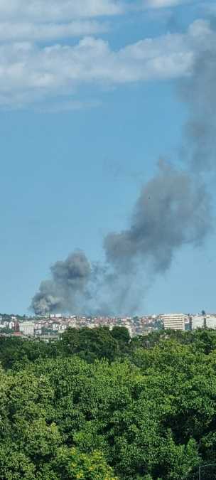 Velik požar zajel objekt v Malem Mokrem Lugu, več gasilskih enot na terenu