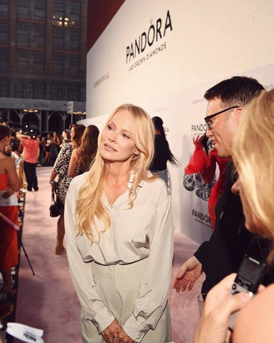 Oženio se sin Pamele Anderson: Glumica osmislila haljinu za snajku, a sin je zamolio da ispoštuje jednu stvar